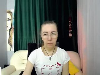 queen_a_n_i 43 y. o. cam babe loves ohmibod vibrations and squirting out of her nasty pussy