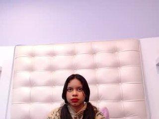 cloeygraweing 18 y. o. her taste pussy for the first time online