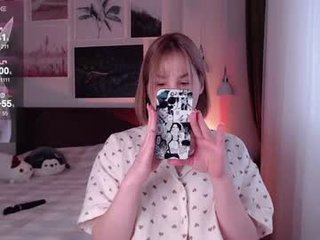 overflowow 22 y. o. cam babe with small tits wants dirty live sex