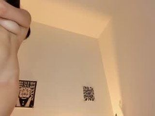 nala_saphir 26 y. o. smoking cam girl in the chatroom