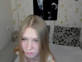 phoebepaw 21 y. o. blonde teen cam babe plays with her tight asshole