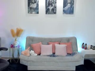 puiyeee 38 y. o. cum splattered webcam milf does a good job in the chatroom