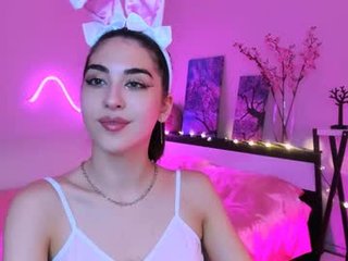 holly_lips 20 y. o. latina cam babe wants to rub pussy until it is wet