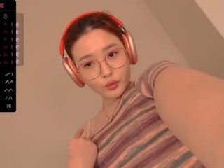 hiaru_cutie 18 y. o. cam girl loves her sweet pussy penetrated hard