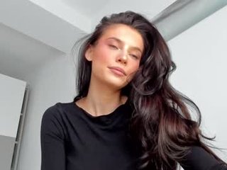 _isiah 0 y. o. close-up brunette