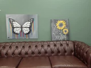 honeysgotbuns 26 y. o. cam girl squirting online in the chatroom