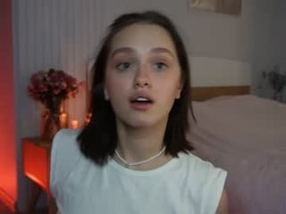 evi_woow 19 y. o. young brunette