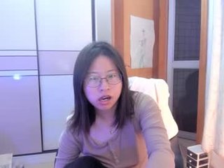 everhigh 27 y. o. cam girl loves her sweet pussy penetrated hard
