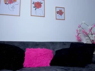 valentina_king18 22 y. o. cam babe with small tits offer their holes for hot live sex