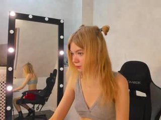 minnie_collins 18 y. o. petite blonde