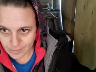 edgeofinsanity13 0 y. o. cute cam babe likes squirting after some hot live cam action