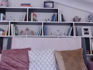 marie_antoinette62 21 y. o. italian cam girl fingering and toying her hungry pussy on camera