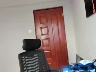 hellotitty_ 22 y. o. teen cam babe spread her legs to get her holes good fucked online