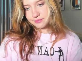 hanahwoods 20 y. o. teenage cam girl plays with her ass hole