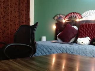 roma_calderon 44 y. o. cam girl feet smeared with oil in the chatroom