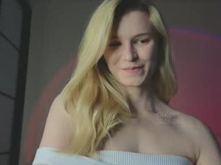 elsafawn 19 y. o. teen cam girl plays with her tight pussy
