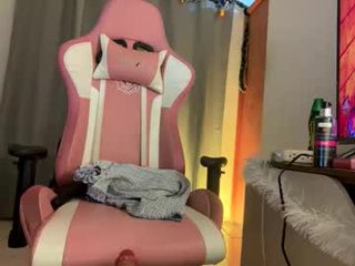 bellahoney__ 21 y. o. cam babe likes squirting after getting pleasure from masturbation