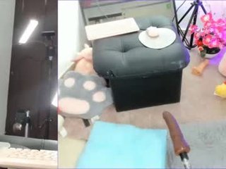 ashley_jonnes_ 21 y. o. this juicy cam babe with hot ass learns how to squirt online