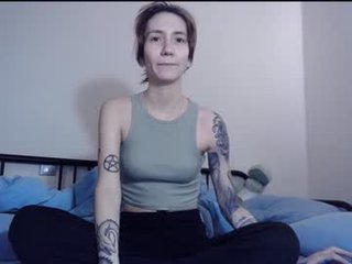 arianna_richi 20 y. o. cam girl enjoys when her hairy pussy is wet on camera