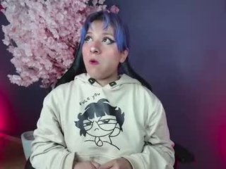 luaneter 24 y. o. smoking cam girl in the chatroom