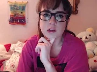 mollymeadows 39 y. o. horny cam babe - her special appeal is wet little pussy and naked body 