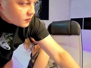 double_seasoning 31 y. o. cam girl squirting online in the chatroom