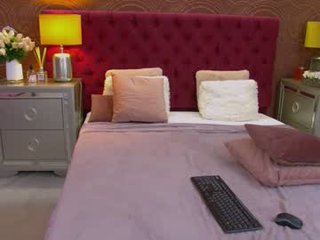 moonligt_iris 19 y. o. horny cam babe - her special appeal is wet little pussy and naked body 