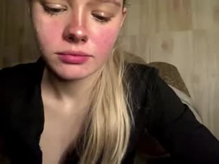 juligwartney 18 y. o. blonde teen cam babe plays with her tight asshole