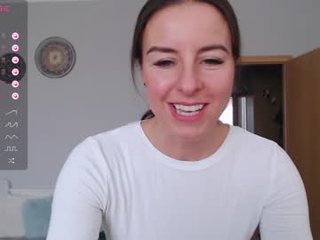 emerald_kittycat 33 y. o. cam babe sprays her pussy making it nice and wet after fucking online