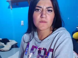 jjodie__ 25 y. o. latina cam babe wants to rub pussy until it is wet
