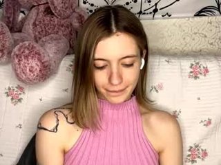 dellisifuentes 19 y. o. teen cam girl plays with her tight pussy