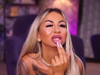 celinedyor 23 y. o. cute cam girl with shaved pussy likes fucking live on a sex cam