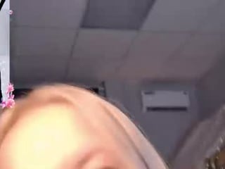 maoqibeverly 19 y. o. teen cam babe spread her legs to get her holes good fucked online