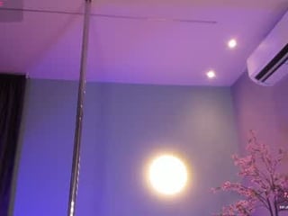 hailey_foxxx 20 y. o. cam girl squirting online in the chatroom