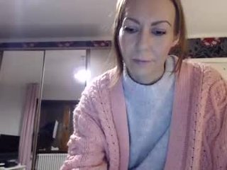 kingandprincess 42 y. o. horny cam babe - her special appeal is wet little pussy and naked body 