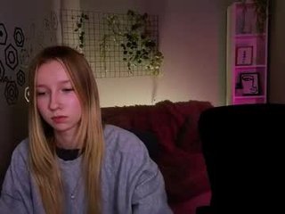 gloria_queen1 18 y. o. brunette teen cam babe plays with her tight asshole